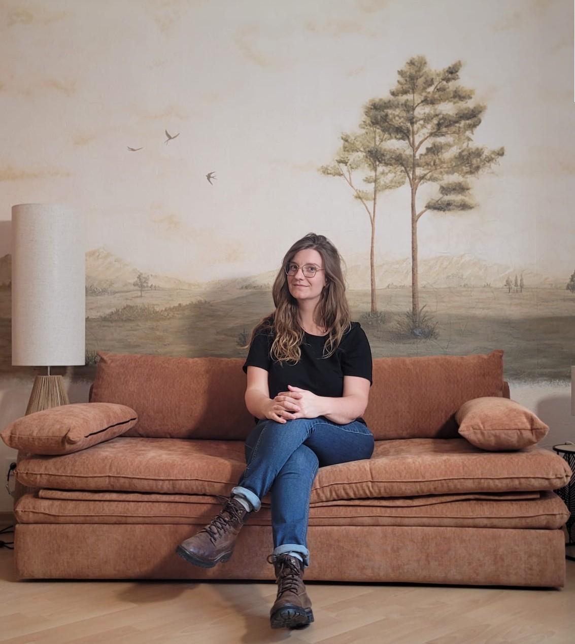 Adeline François devant un paysage peint, peintre en décor au Mans